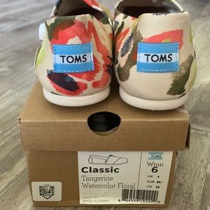New! In box size 6 TOMS